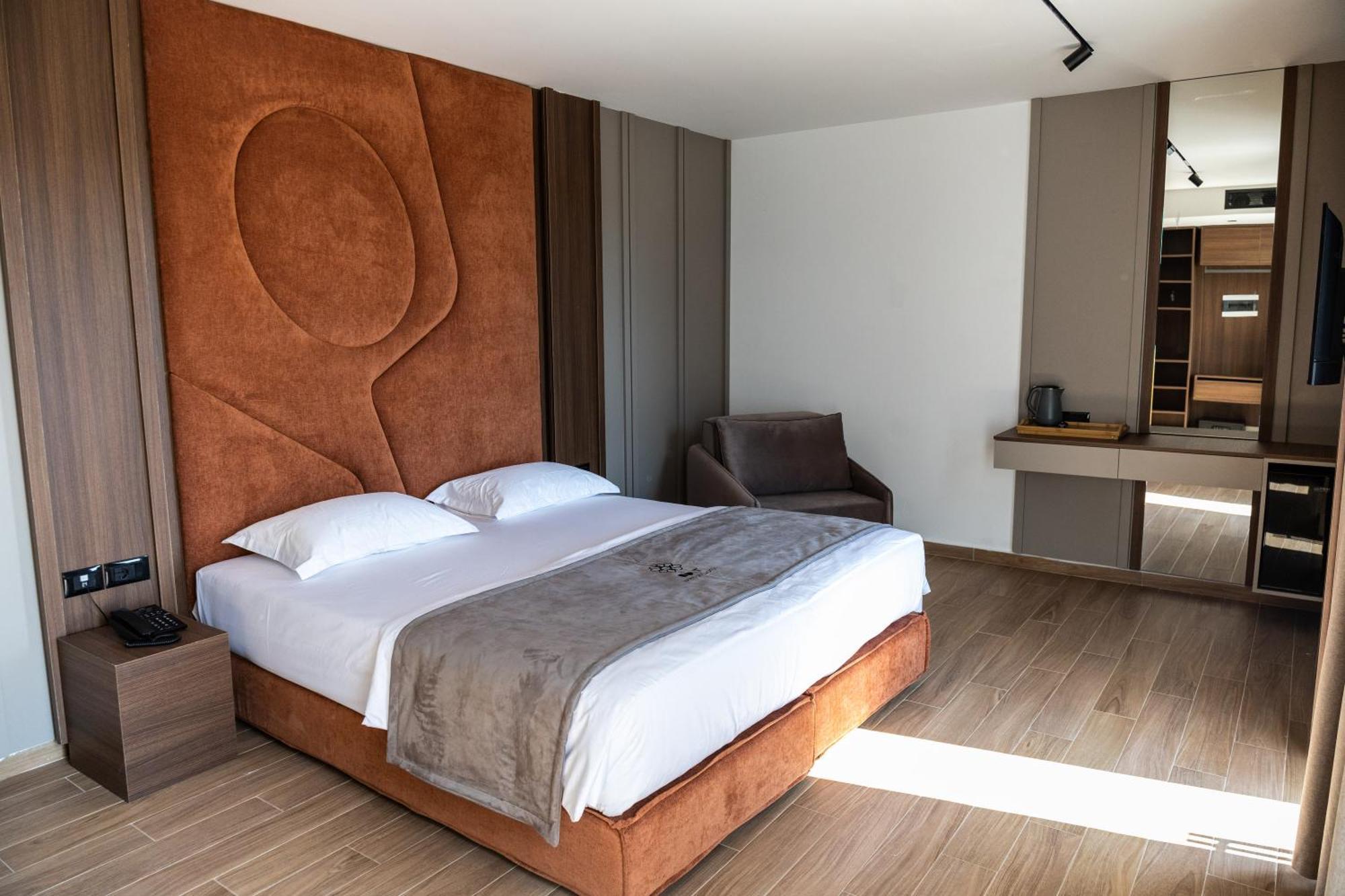 Bolt Boutique Hotel Lezhë Extérieur photo